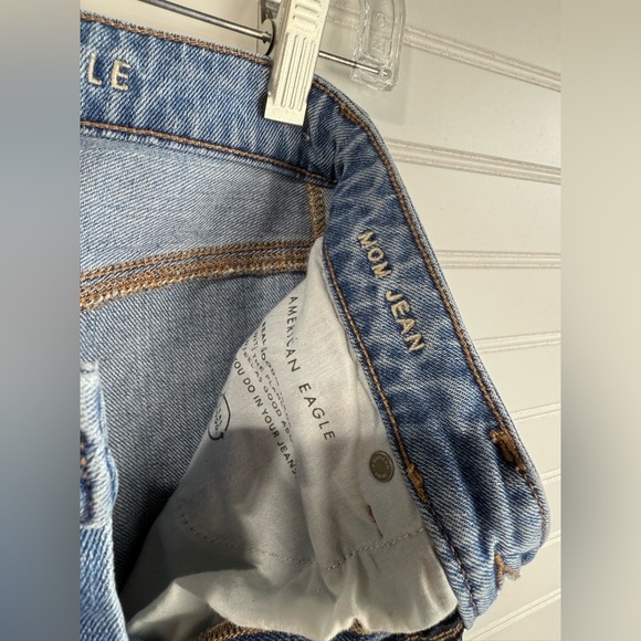 American Eagle women’s mom denim jeans. Size 0 Short - Picture 2 of 6